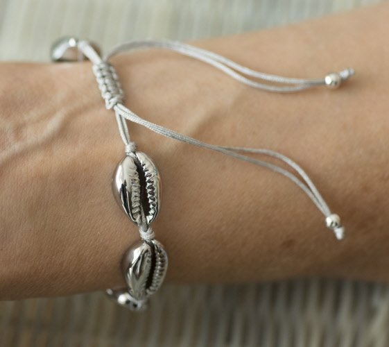 Bracelet Brésilien Bahia En Fil De Coton Gris Avec Perles Cauris Et