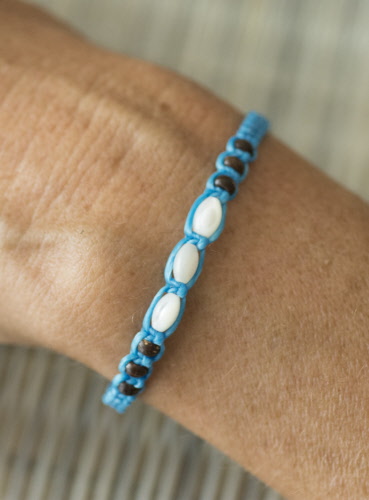Bracelet Brésilien Blanc Avec Perles En Bois – BB498, Neuf Sans Emballage