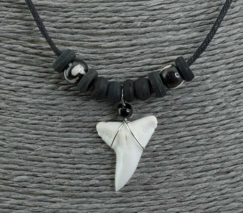 Véritable dent de requin Collier ethnique surfeur noir en perles de bois