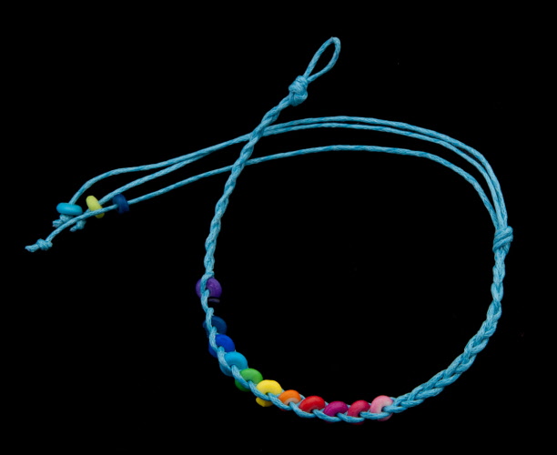Bracelet bresilien bleu avec perles plates multicolores Bracelet bresilien bleu avec perles plates multicolores