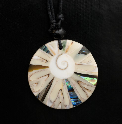 Collier pendentif nacre et cuivre : accents de cristaux - France